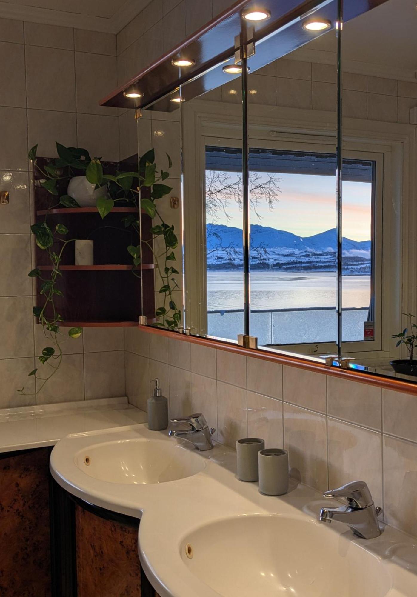 Hus Med Egen Strandlinje Tromsø Kültér fotó